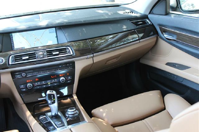 BMW 7 series 2011 photo 10