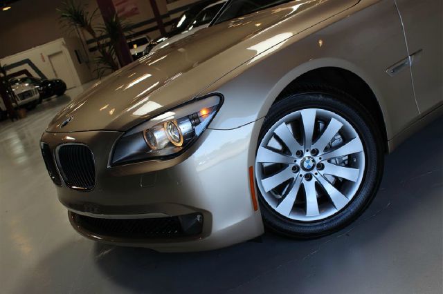 BMW 7 series 2011 photo 18