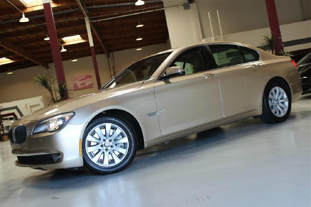 BMW 7 series 2011 photo 19