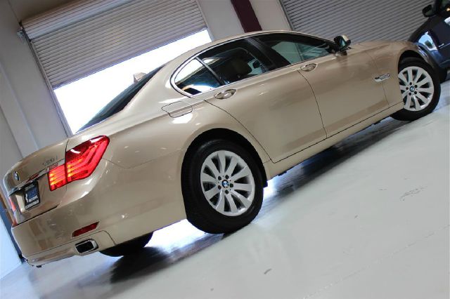 BMW 7 series 2011 photo 2