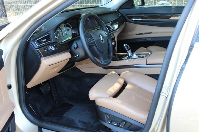 BMW 7 series 2011 photo 21