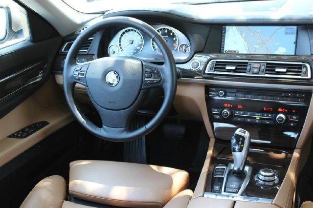 BMW 7 series 2011 photo 23