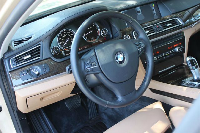 BMW 7 series 2011 photo 3