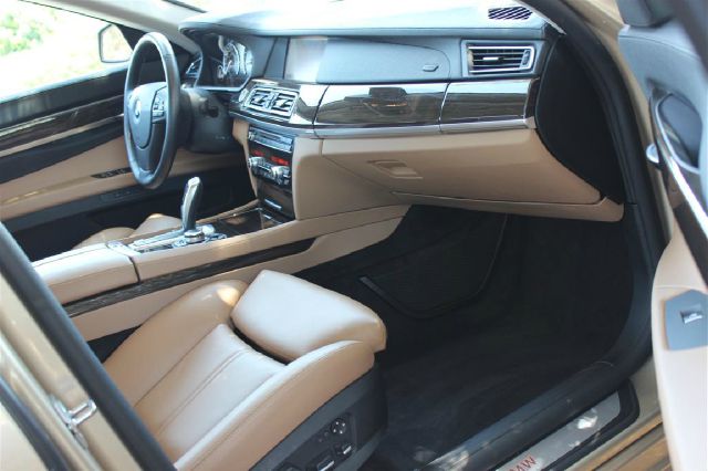 BMW 7 series 2011 photo 5