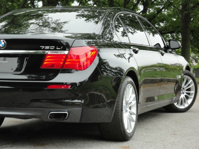 BMW 7 series 2011 photo 1