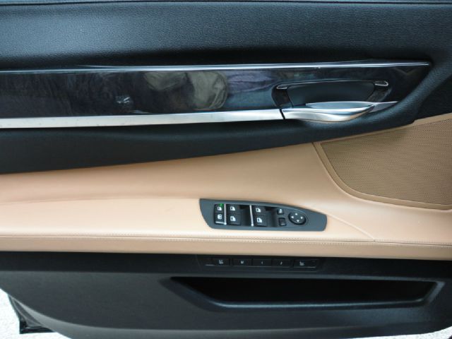 BMW 7 series 2011 photo 10