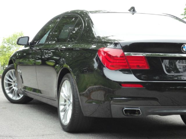 BMW 7 series 2011 photo 12