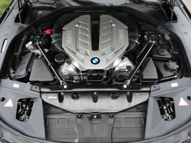 BMW 7 series 2011 photo 16