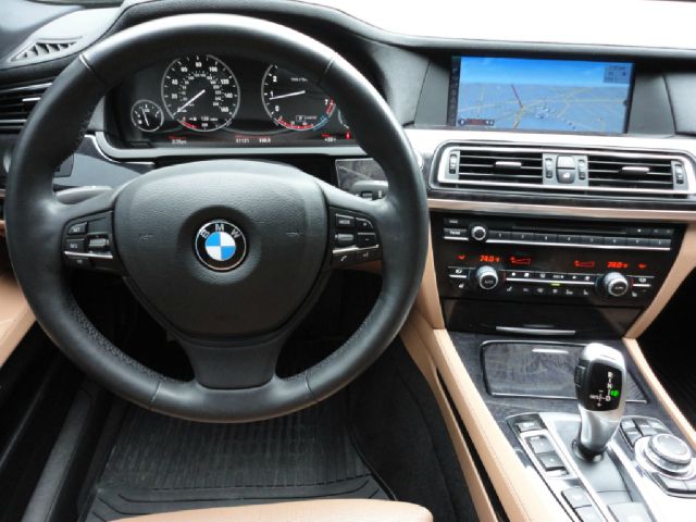 BMW 7 series 2011 photo 28