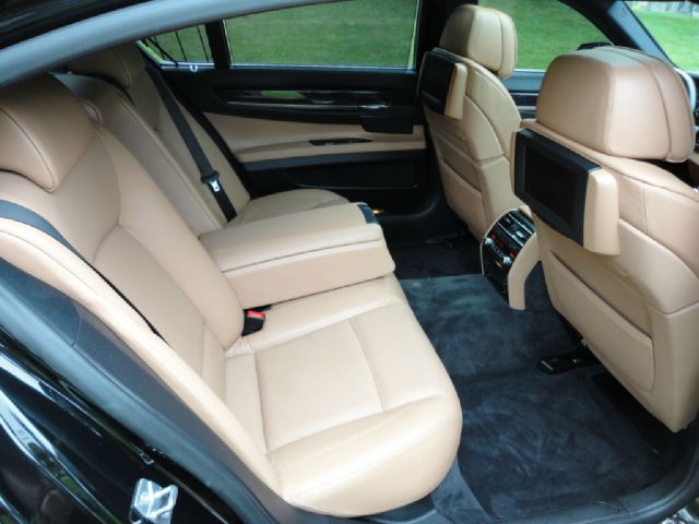 BMW 7 series 2011 photo 29