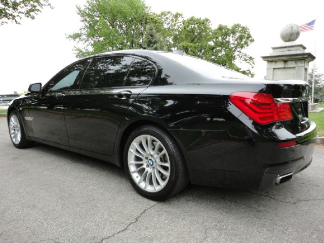 BMW 7 series 2011 photo 30