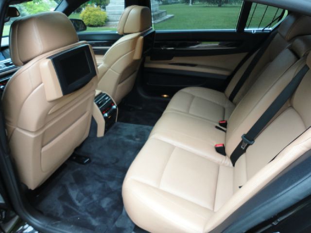 BMW 7 series 2011 photo 32