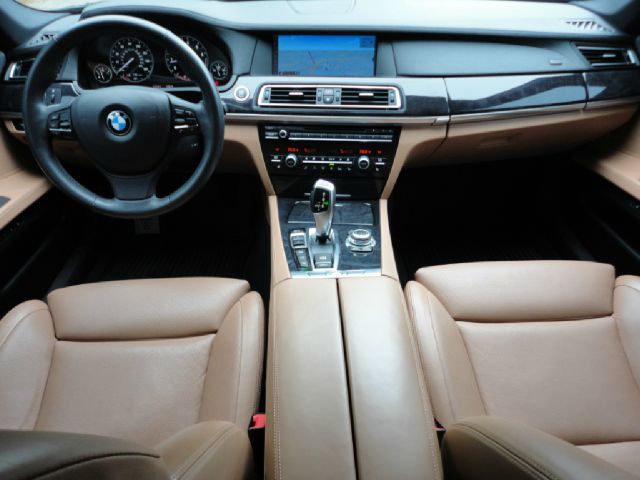 BMW 7 series 2011 photo 34