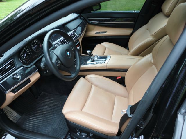 BMW 7 series 2011 photo 38