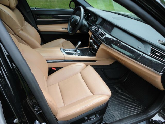 BMW 7 series 2011 photo 9