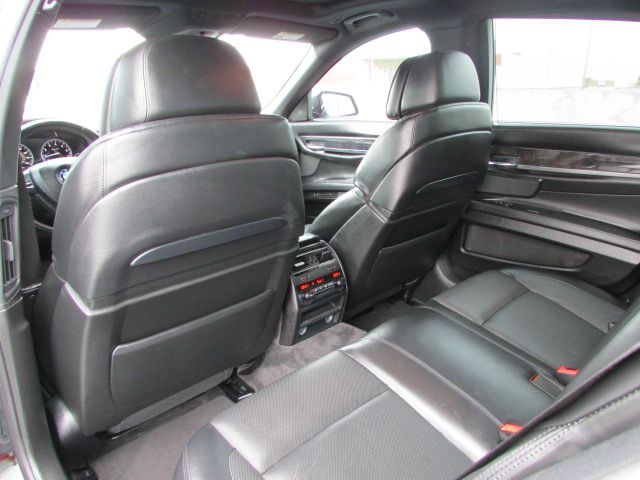 BMW 7 series 2011 photo 11