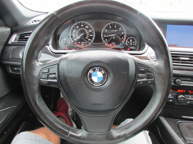 BMW 7 series 2011 photo 2