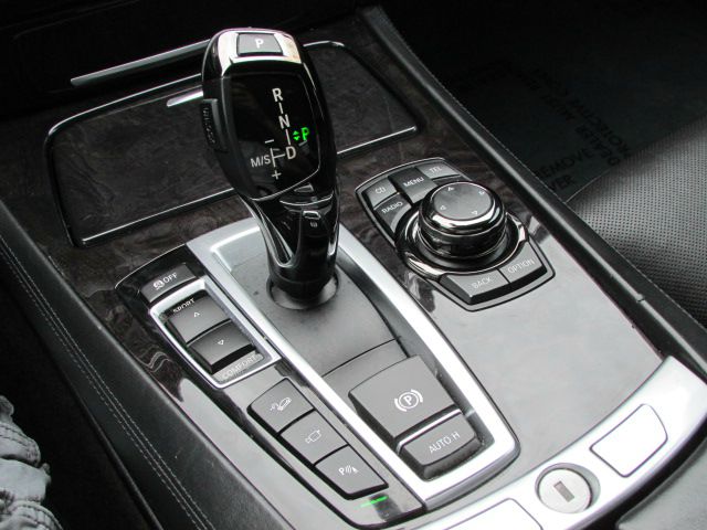 BMW 7 series 2011 photo 26