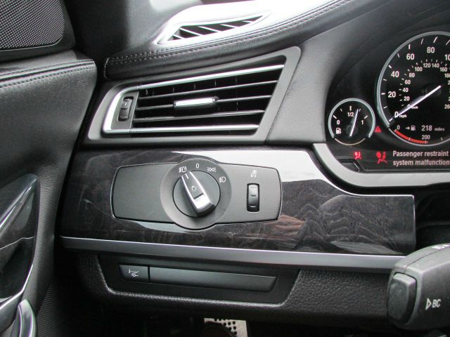 BMW 7 series 2011 photo 36