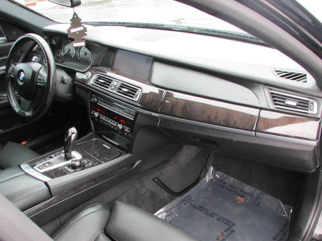 BMW 7 series 2011 photo 39