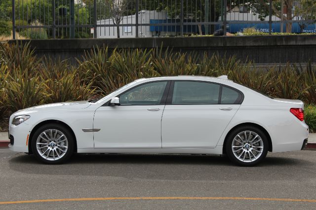 BMW 7 series 2012 photo 4