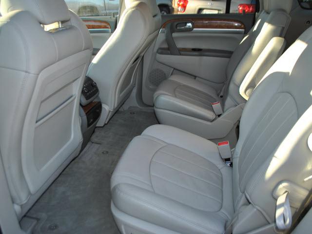 Buick Enclave 2011 photo 2