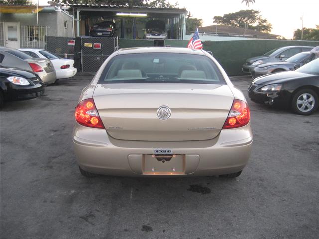 Buick LaCrosse 2005 photo 2