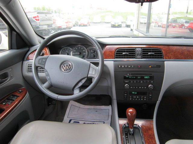 Buick LaCrosse 2005 photo 2