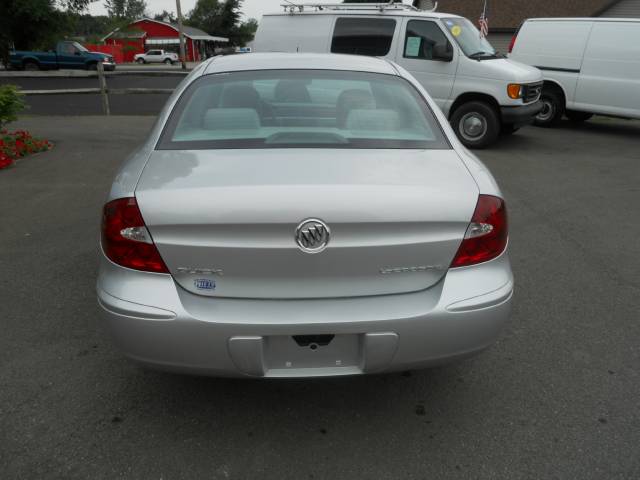 Buick LaCrosse 2005 photo 2