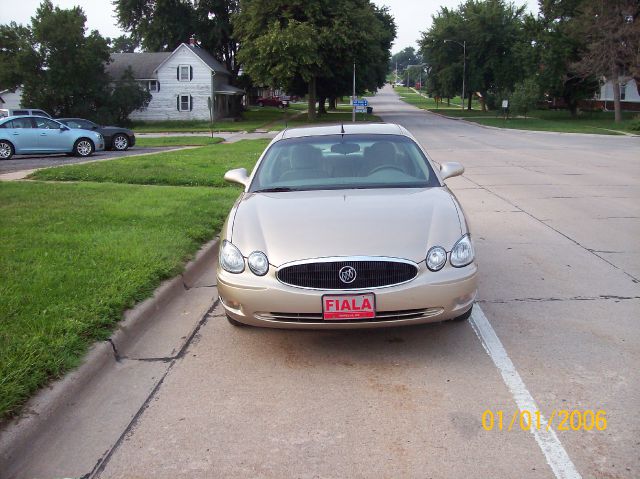 Buick LaCrosse 2005 photo 2