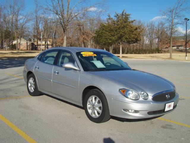 Buick LaCrosse 2005 photo 2