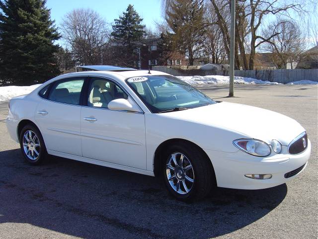 Buick LaCrosse 2005 photo 2