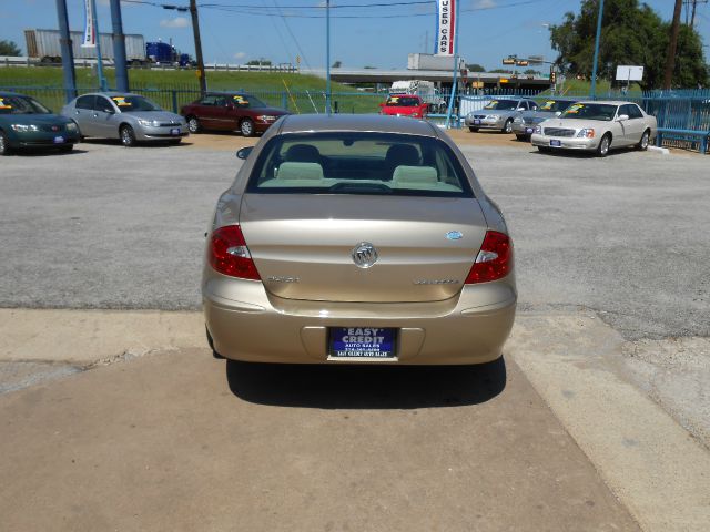 Buick LaCrosse 2005 photo 2