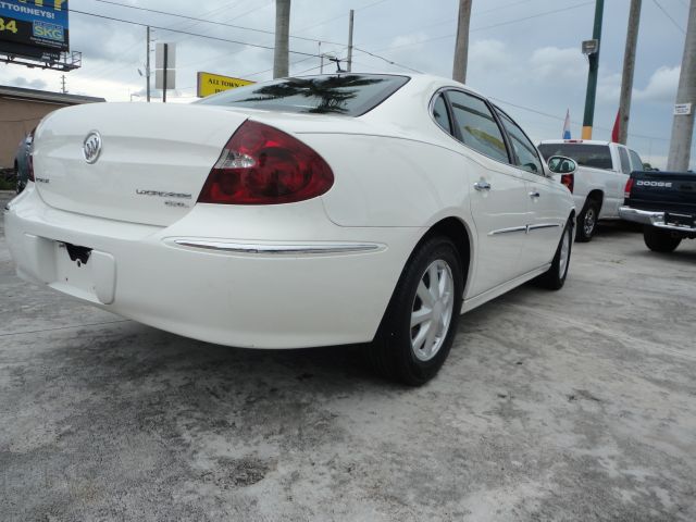 Buick LaCrosse 2006 photo 2