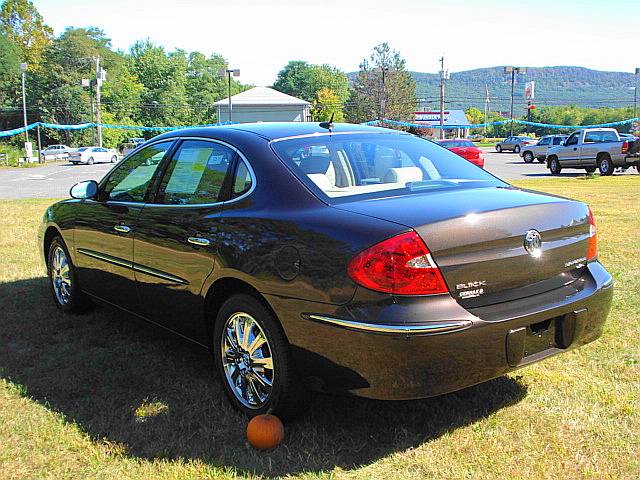 Buick LaCrosse 2008 photo 2