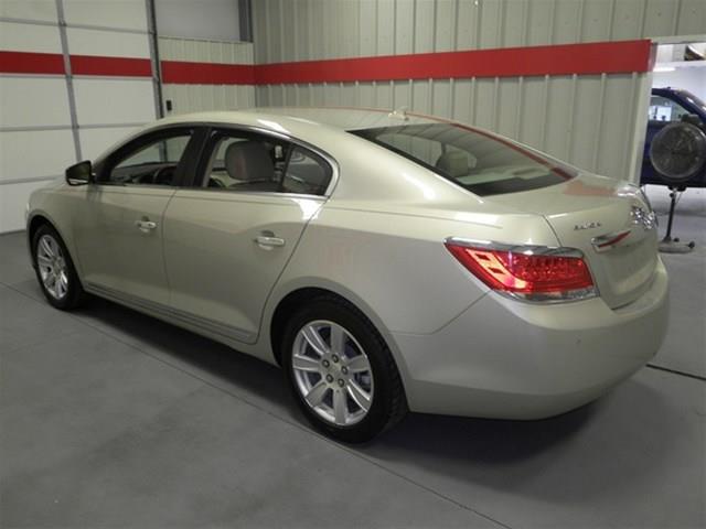 Buick LaCrosse 2010 photo 2