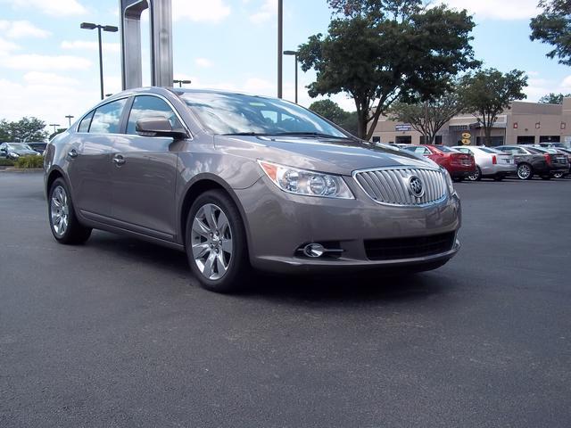 Buick LaCrosse 2010 photo 2