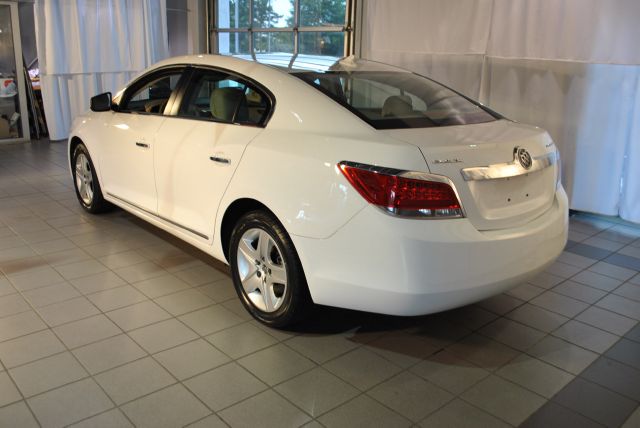 Buick LaCrosse 2010 photo 2