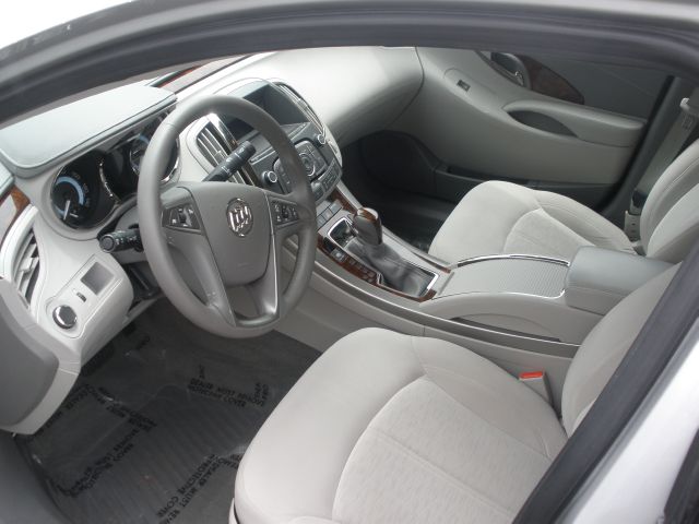 Buick LaCrosse 2010 photo 2