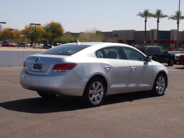 Buick LaCrosse 2010 photo 2