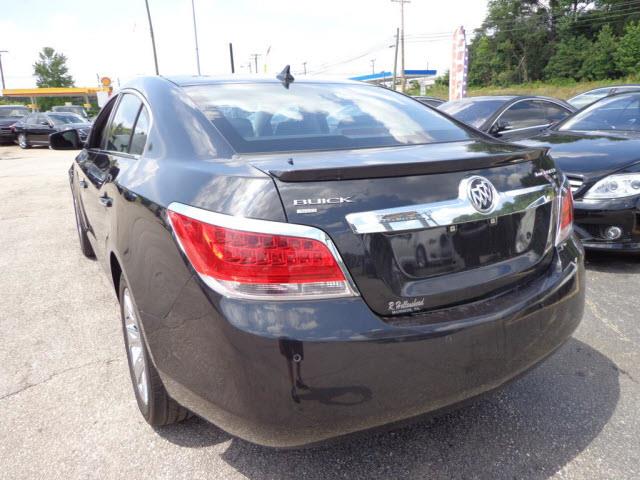 Buick LaCrosse 2010 photo 2