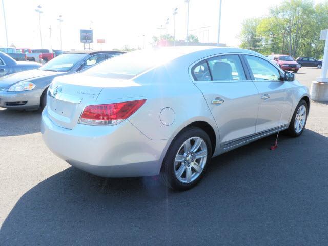 Buick LaCrosse 2010 photo 2