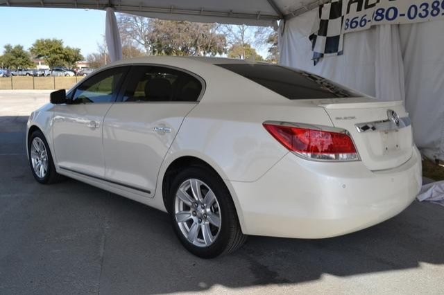 Buick LaCrosse 2011 photo 2