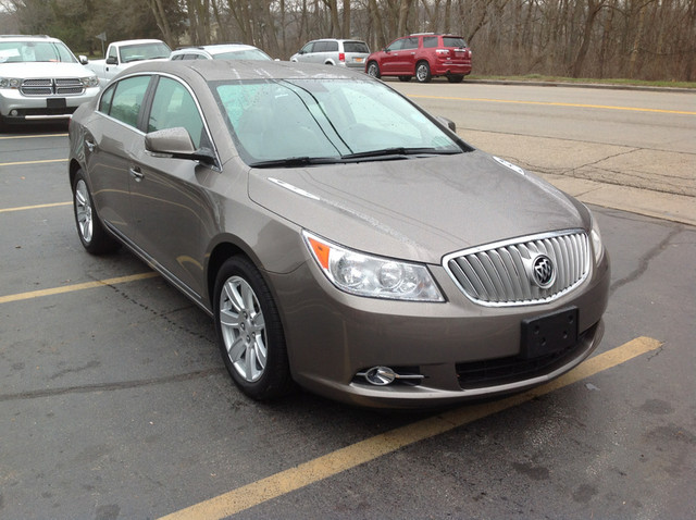 Buick LaCrosse 2011 photo 2