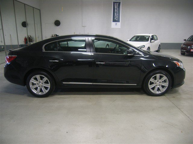 Buick LaCrosse 2011 photo 2