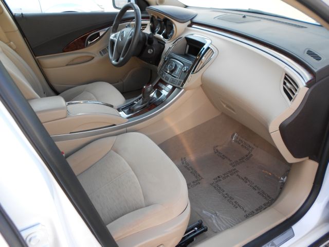 Buick LaCrosse 2011 photo 2