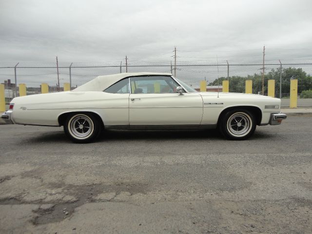 Buick LeSabre 1975 photo 1