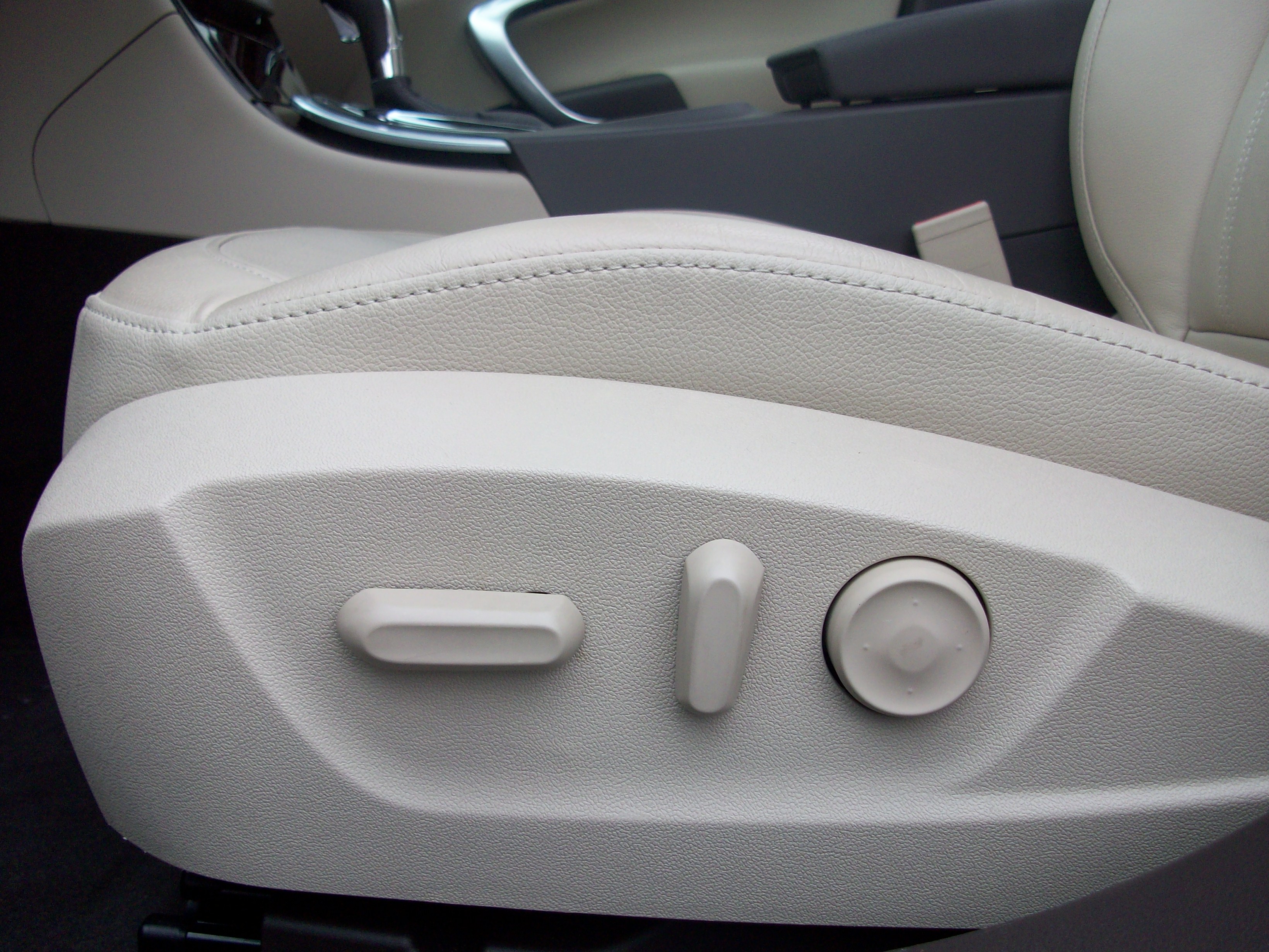 Buick REGAL 2011 photo 1