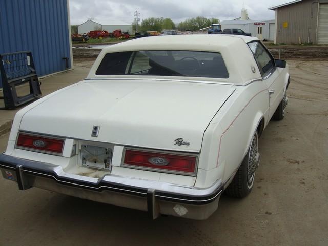 Buick Riviera 1983 photo 2