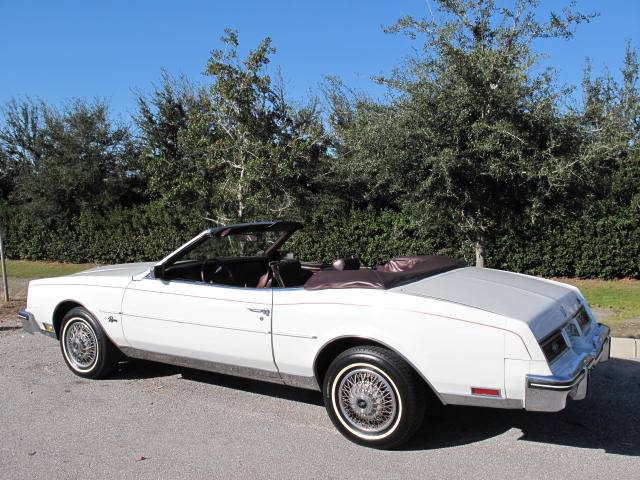 Buick Riviera 1983 photo 1